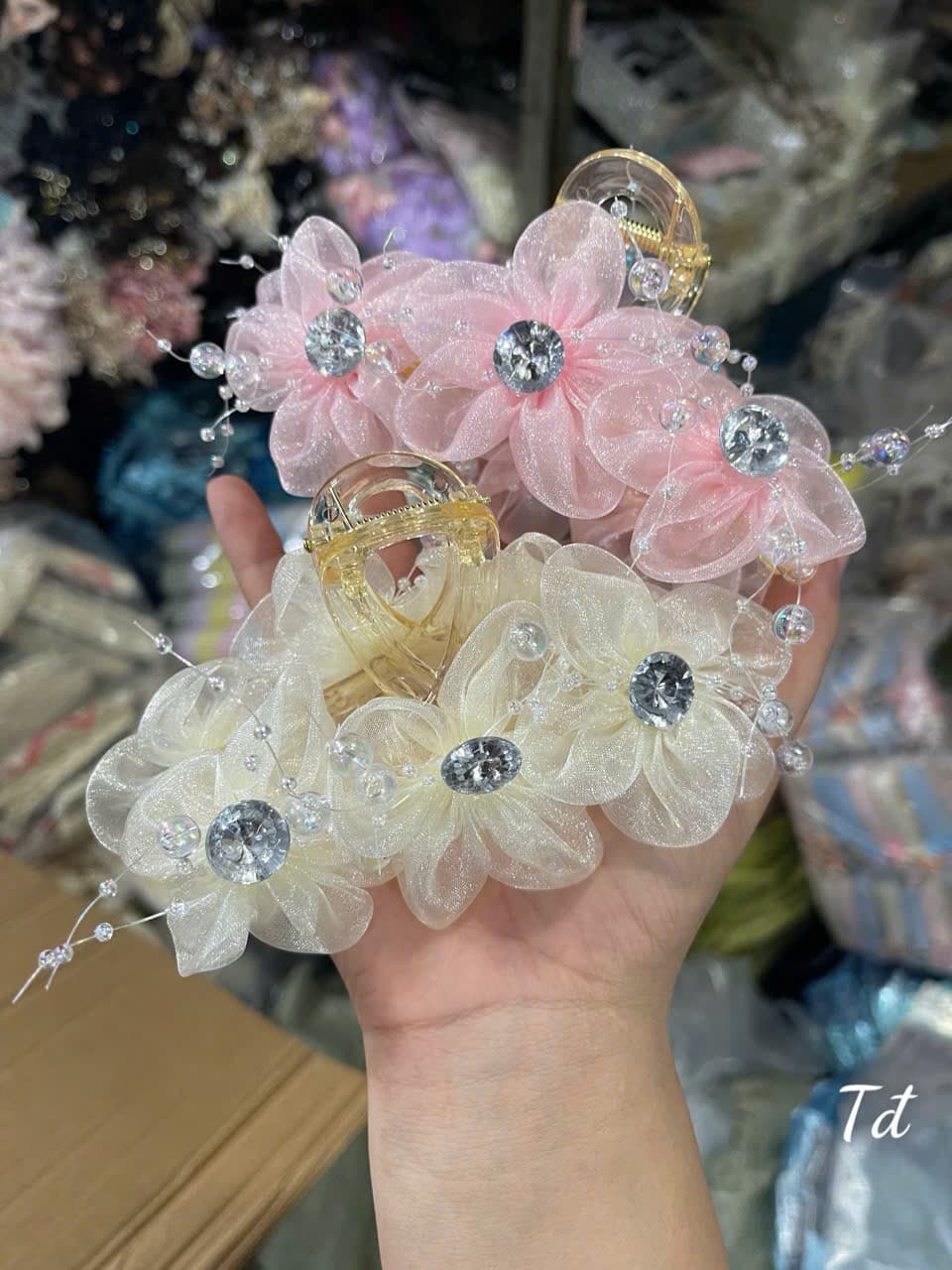 Kẹp càng cua hoa organza đính đá